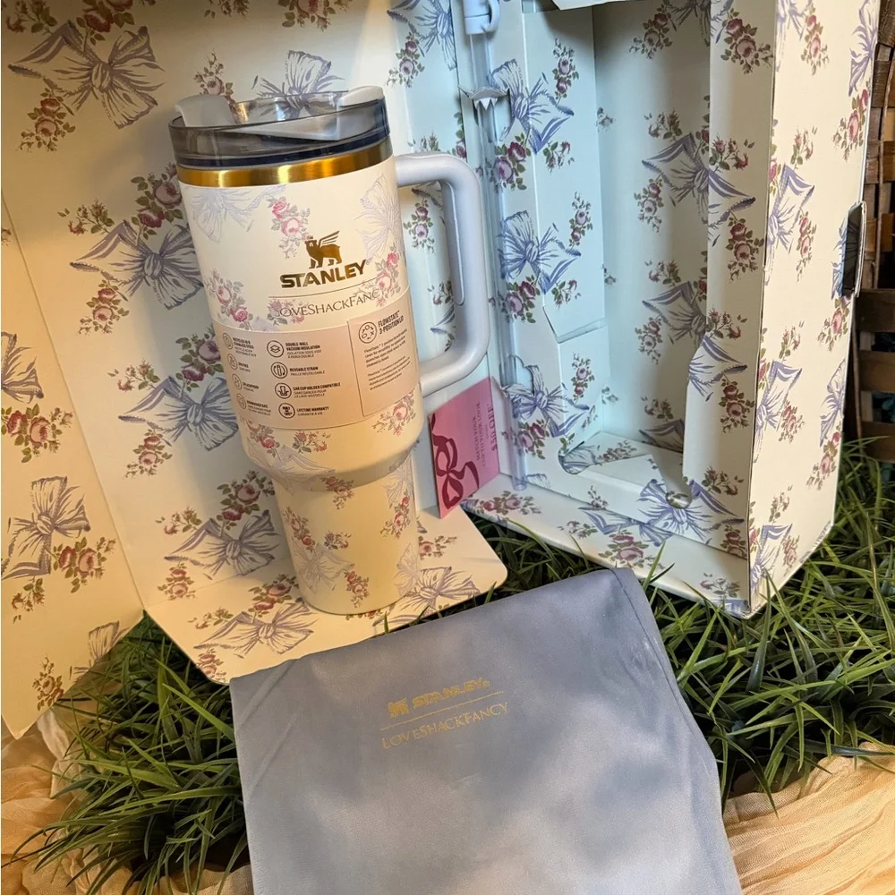 Stanley x LoveShackFancy Blue Bow Limited Edition 40oz - Picture 2 of 2